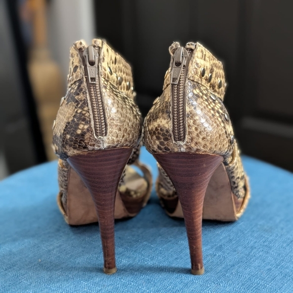 Stuart Weitzman Women's Airforce Snakeskin Heels size 7 1/5 - Picture 9 of 10